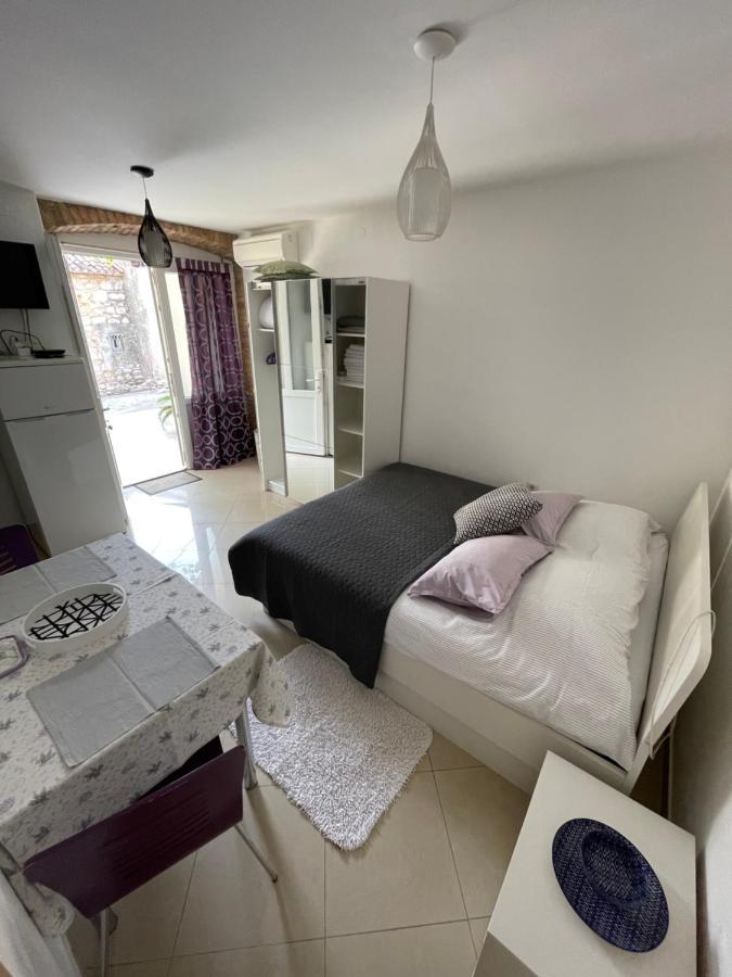 Studio Apartment Klaric Vis Exteriör bild